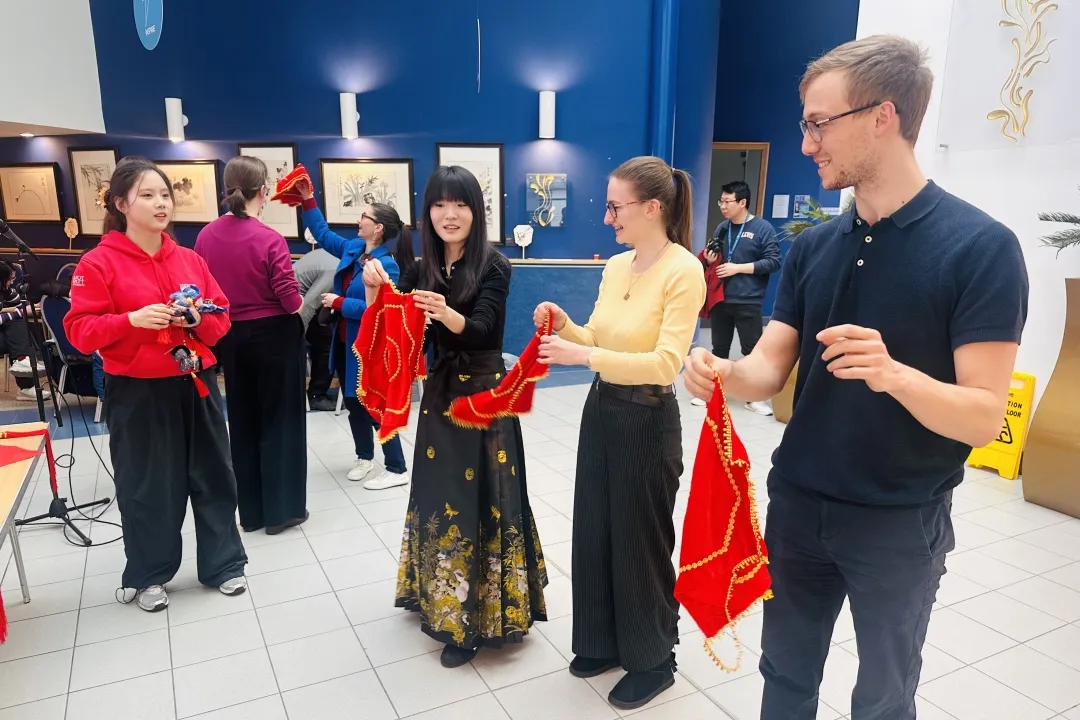 英国苏格兰商务与交流孔子学院举办孔子学院开放日暨兵马俑文化体验活动2