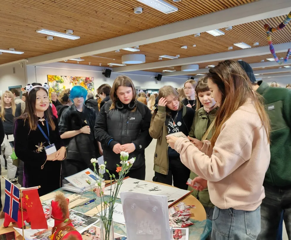 冰岛北极光孔子学院参加下设教学点哈姆拉利德高中开放日活动1