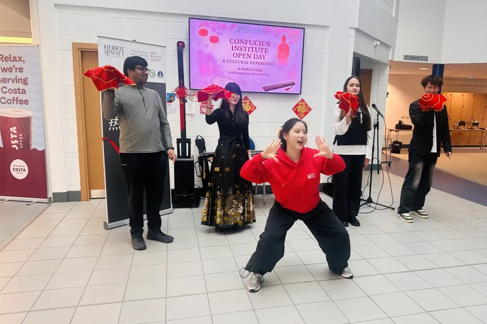 英国苏格兰商务与交流孔子学院举办孔子学院开放日暨兵马俑文化体验活动1