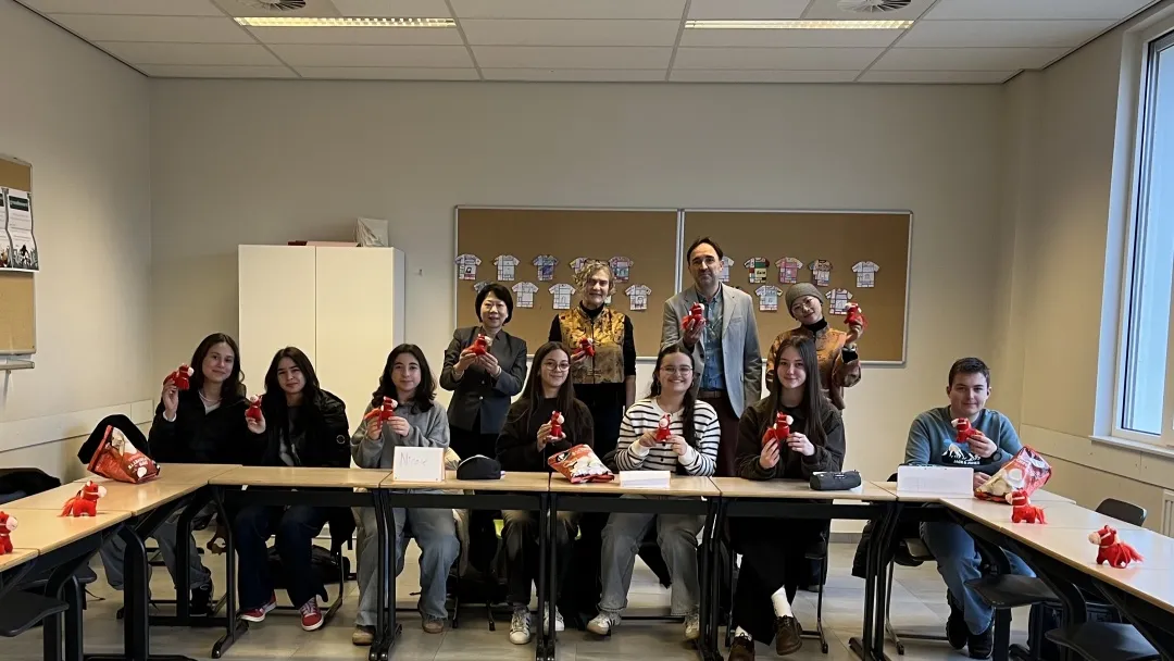 比利时鲁汶孔子学院在赫瑟尔&mdash;佐尔德圣方济各中学开设中文课程2