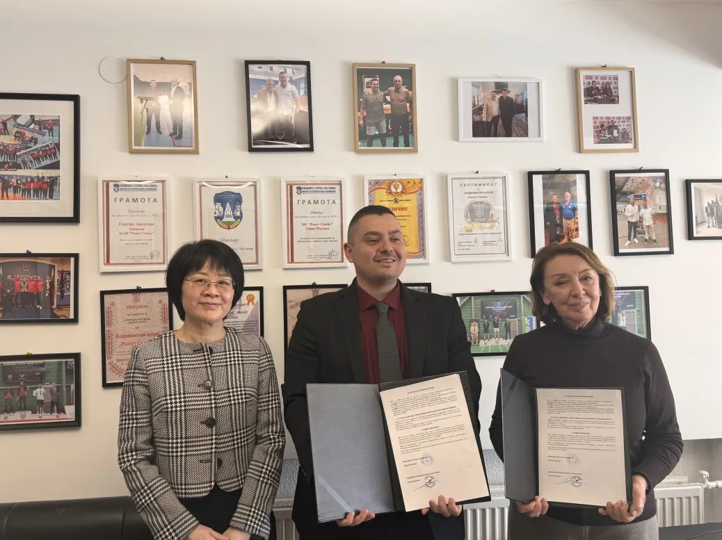 保加利亚索非亚孔子学院与&ldquo;拍速&rdquo;羽毛球俱乐部签署合作协议1