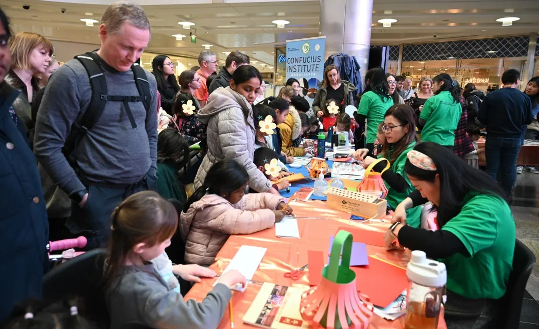 英国南安普顿大学孔子学院联合举办元宵节文化体验活动1