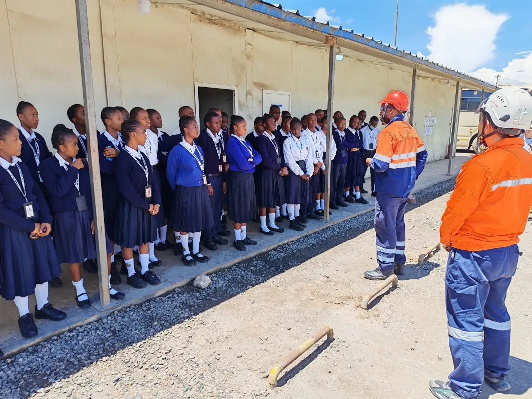刚果(金)外交学院孔子学院下设卢本巴希国家之子国际学校教学点举办“走进中企矿场”主题活动1 图片