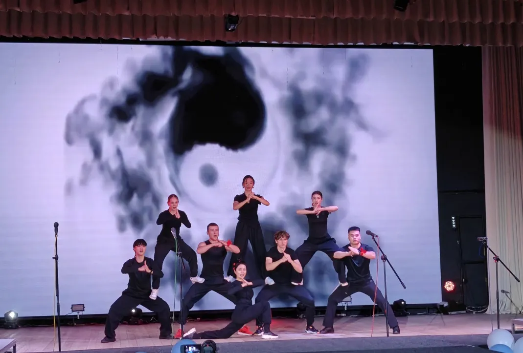 白俄罗斯戈梅利国立大学孔子学院举办“策马奔腾·蹄响春风”马年新春晚会 图片