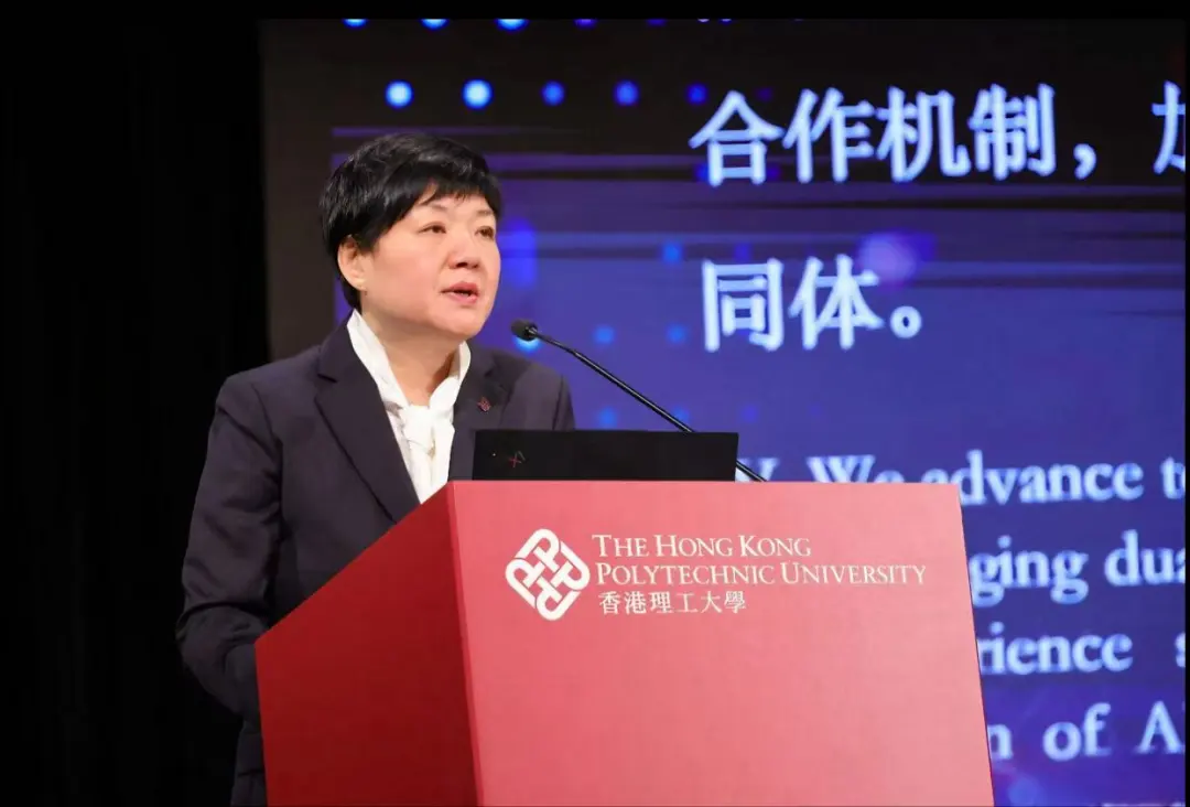 卢峭梅在启动仪式上宣读《数智赋能・融通互鉴——全球孔子学院香江论坛香港宣言》 图片