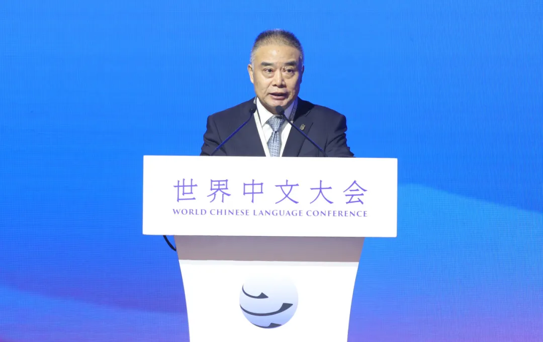 中国国际中文教育基金会副理事长、秘书长赵灵山主持会议 图片