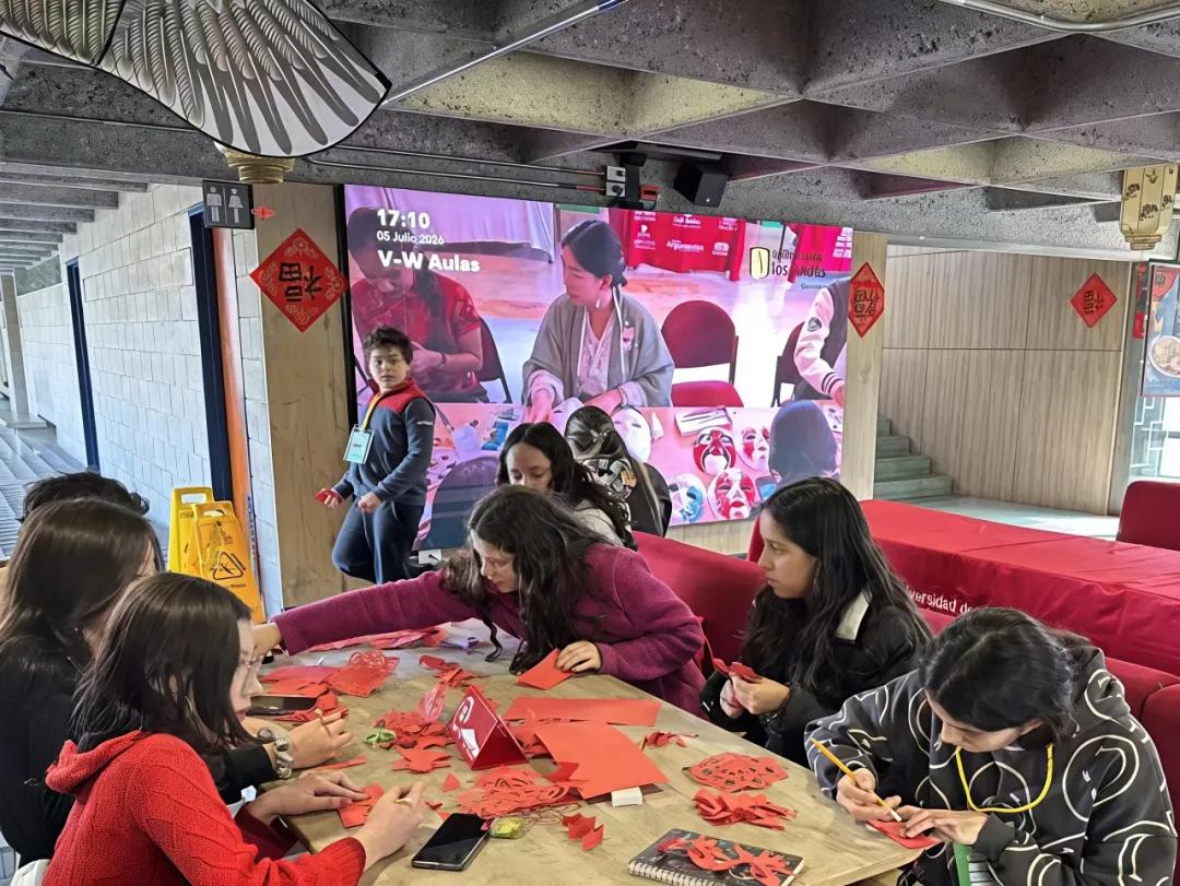 泰国玛哈沙拉坎大学孔子学院为当地两所中学举办中国文化体验营2 图片