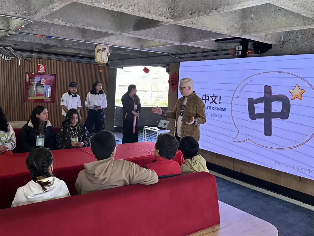 泰国玛哈沙拉坎大学孔子学院为当地两所中学举办中国文化体验营1 图片